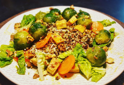SALADE aux choux de bruxelles, noisettes et noix