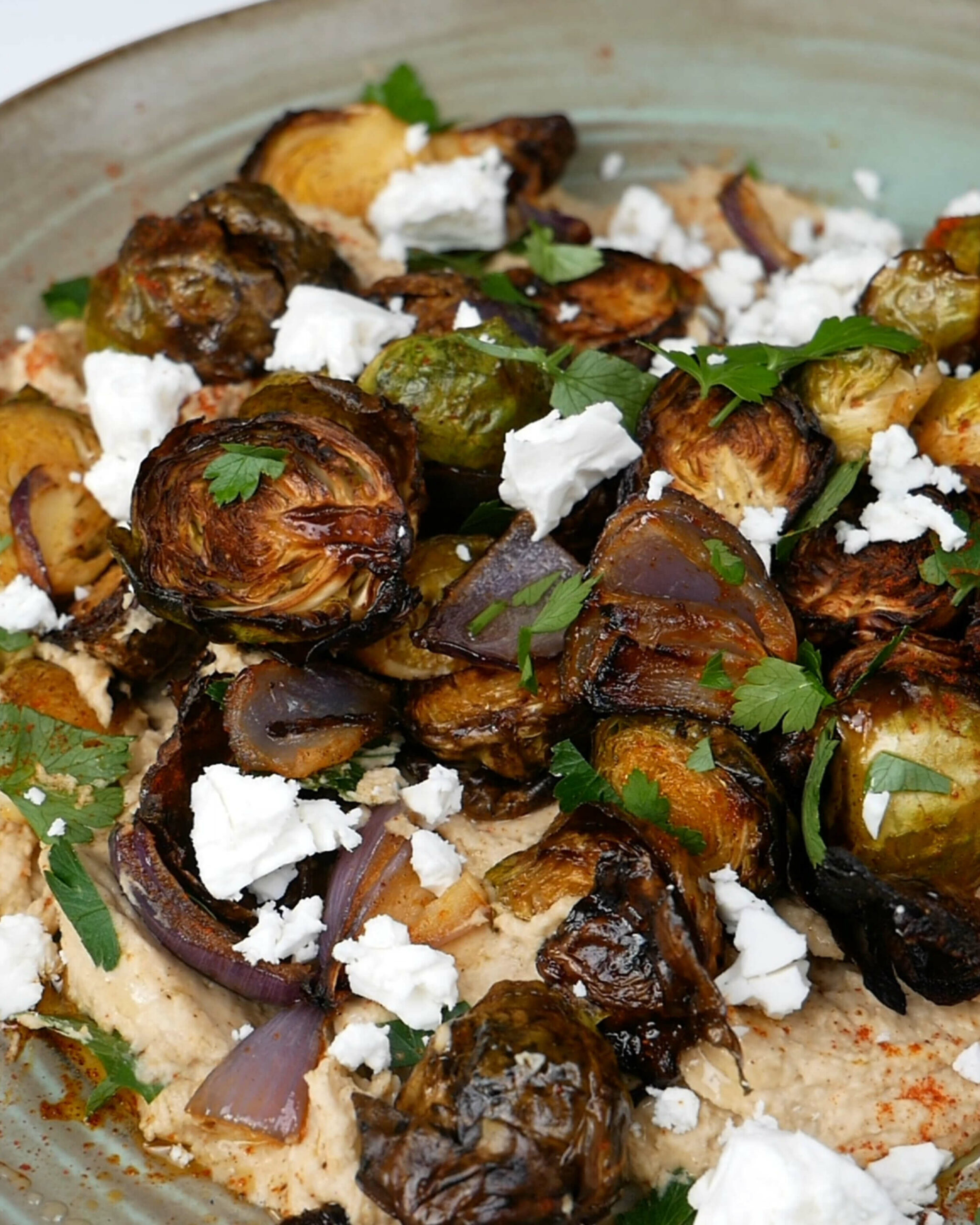 Choux de bruxelles rôtis, houmous et feta
