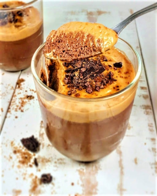 MOUSSE VEGAN AU CHOCOLAT NOIR ET CACAHUÈTES