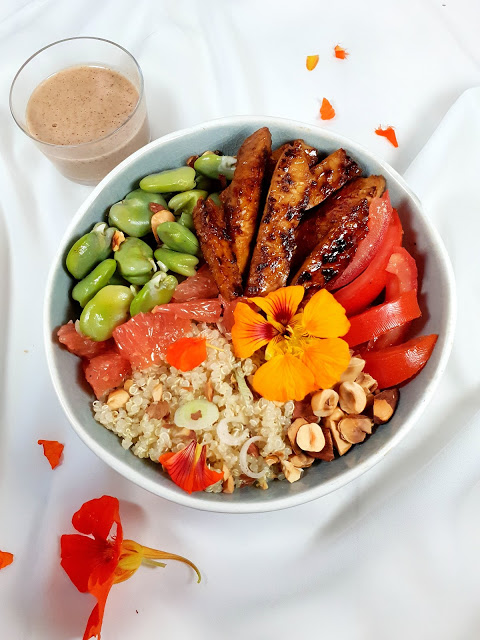 salade de TEMPEH caramélisé au jus de pomelo & fève/quinoa/amandes