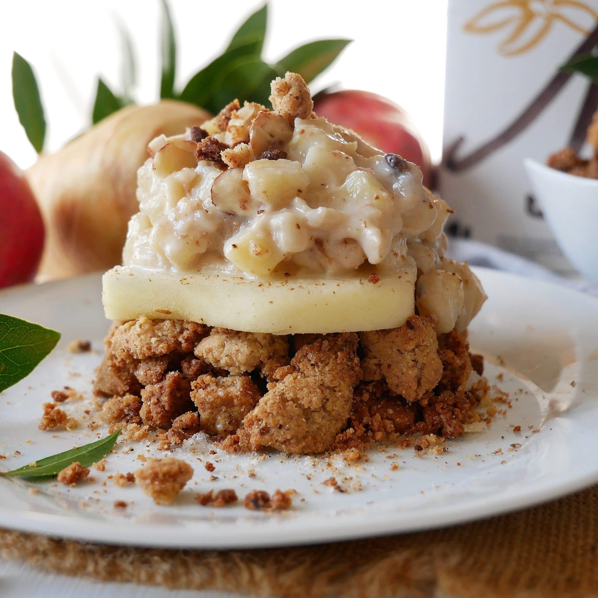 PANAIS à la crême vanille tonka, poire et crumble noisettes