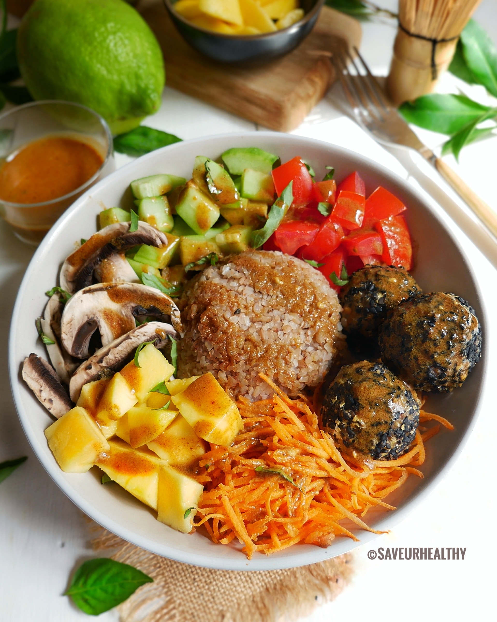 BUDDHA BOWL vegan, boulettes vapeur & sauce reishi