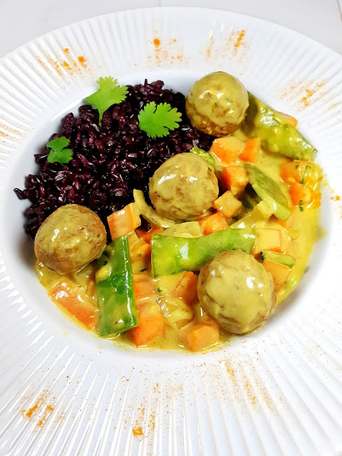 Sauce lait de coco aux légumes & boulettes végétariennes