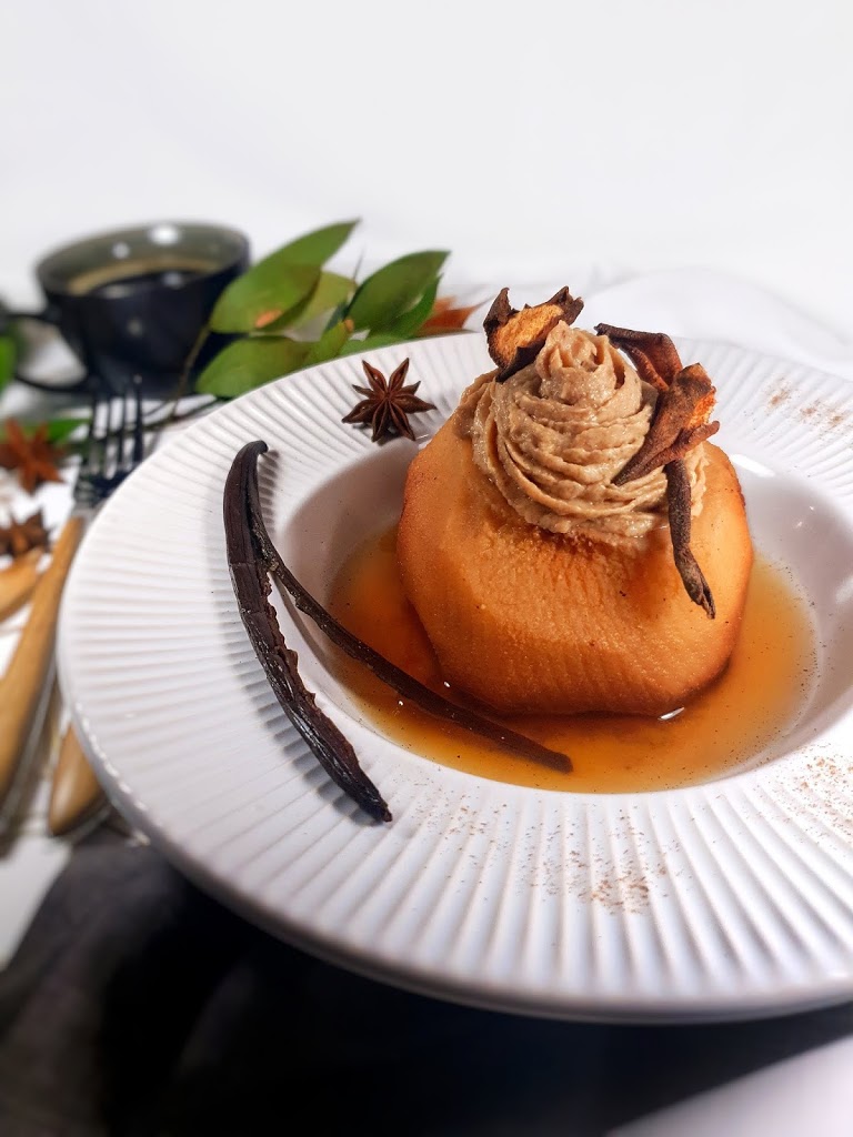 coing poché à la vanille & crème de dattes