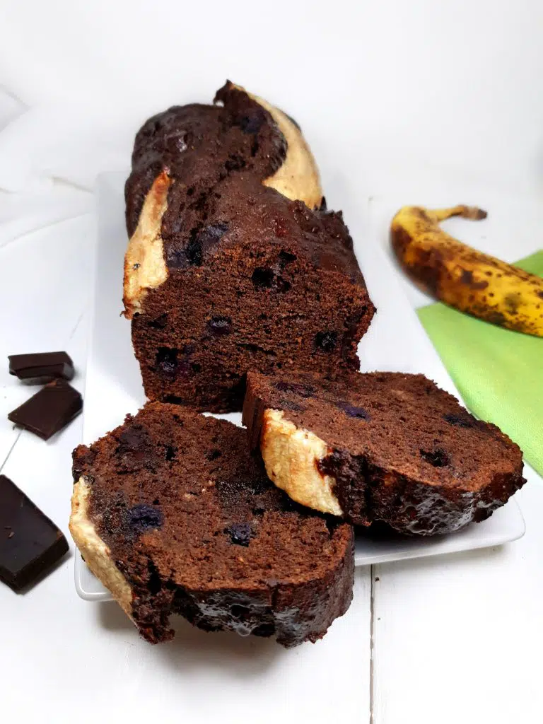 Banana bread au chocolat, myrtilles & chanvre