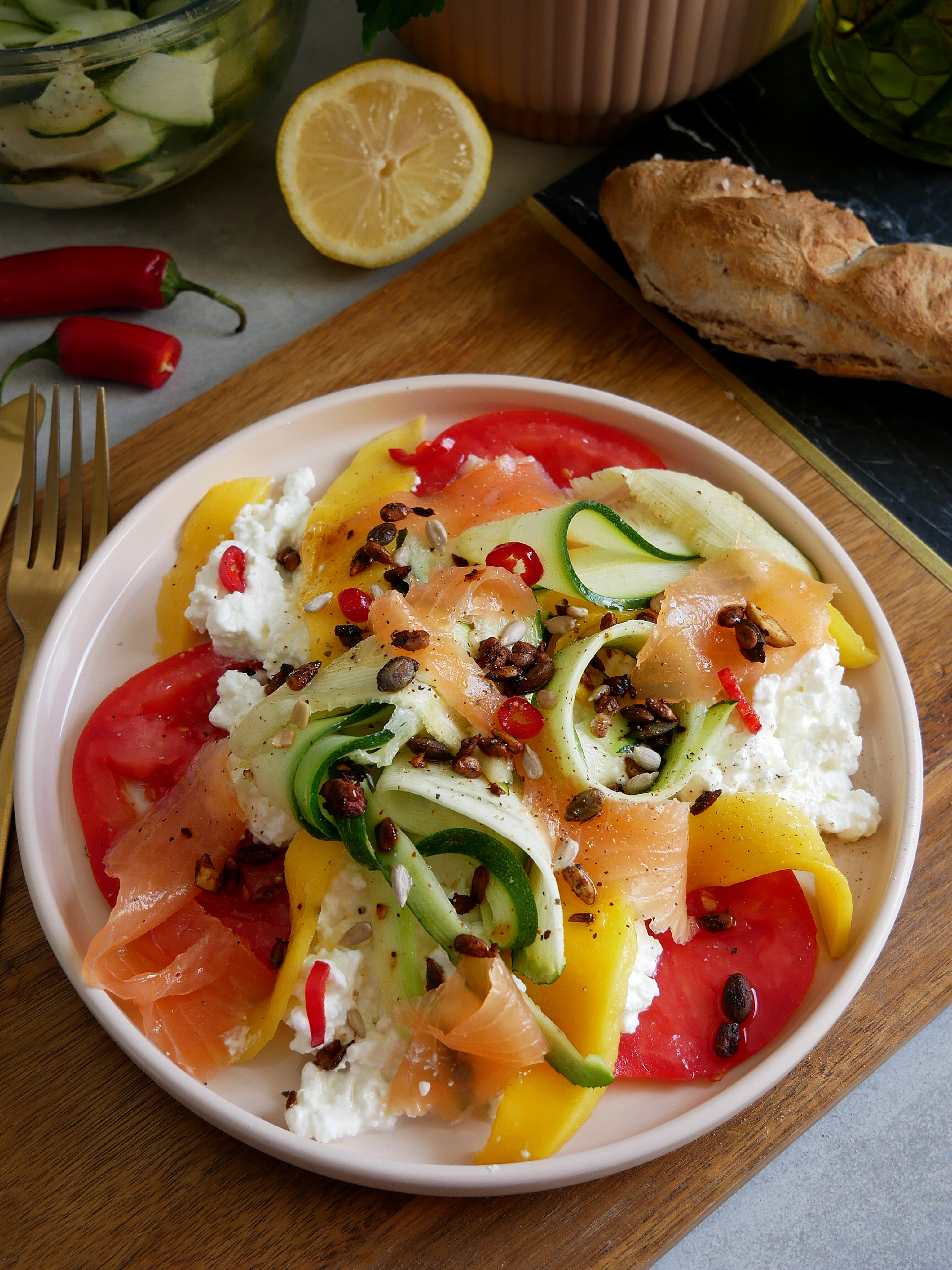 tagliatelles de courgette, cottage cheese, mangue & saumon fumé